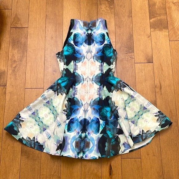 Keepsake the Label Echo Geo Floral A line mini dress sleeveless blue white sz XS - Picture 15 of 15